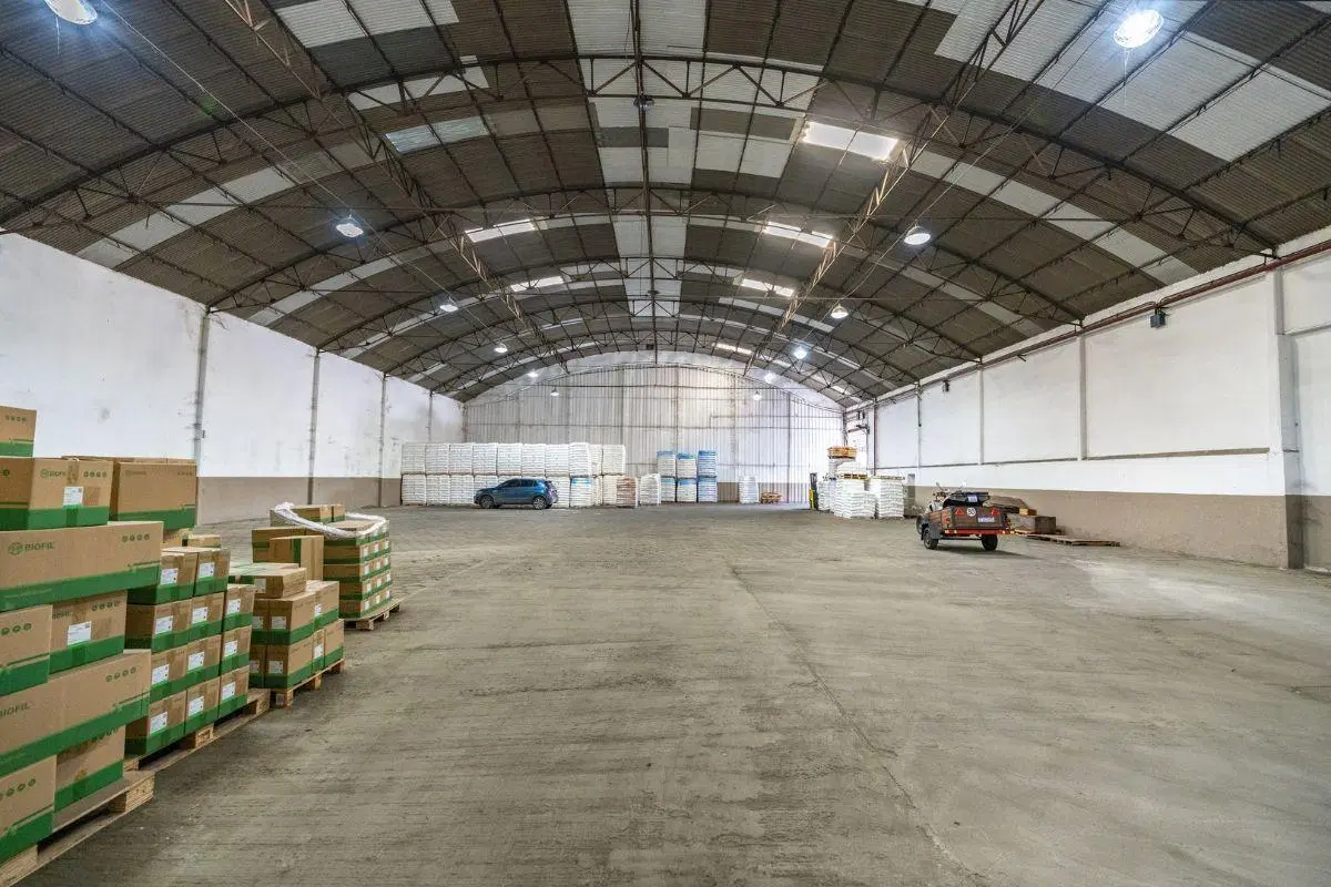 Depósito en alquiler en Parque Suárez – 1185 m², planta libre, operación 24/7, J. León Suárez 3