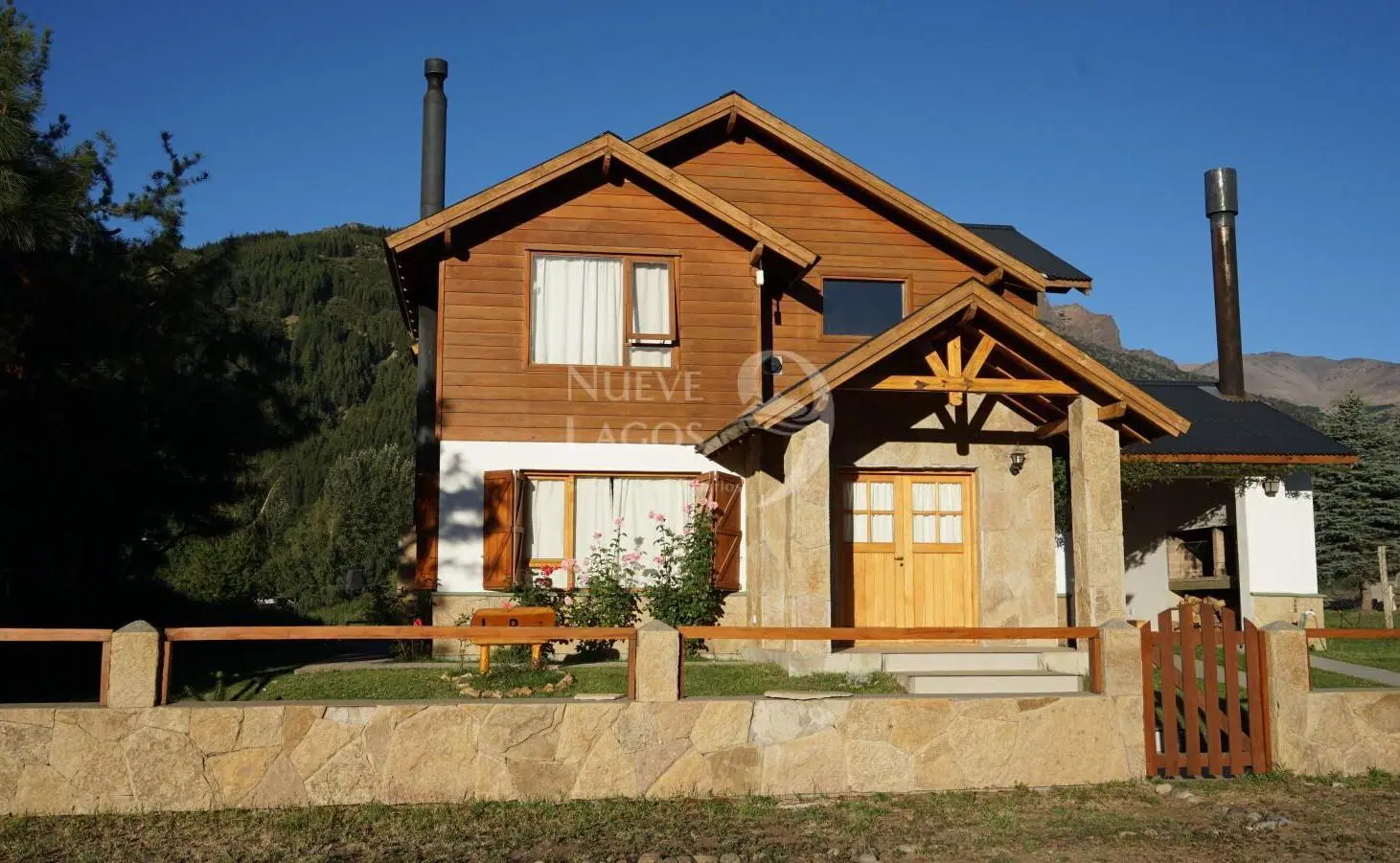 venta de casa, dos locales y dos departamentos sobre ruta 63 en Meliquina 2