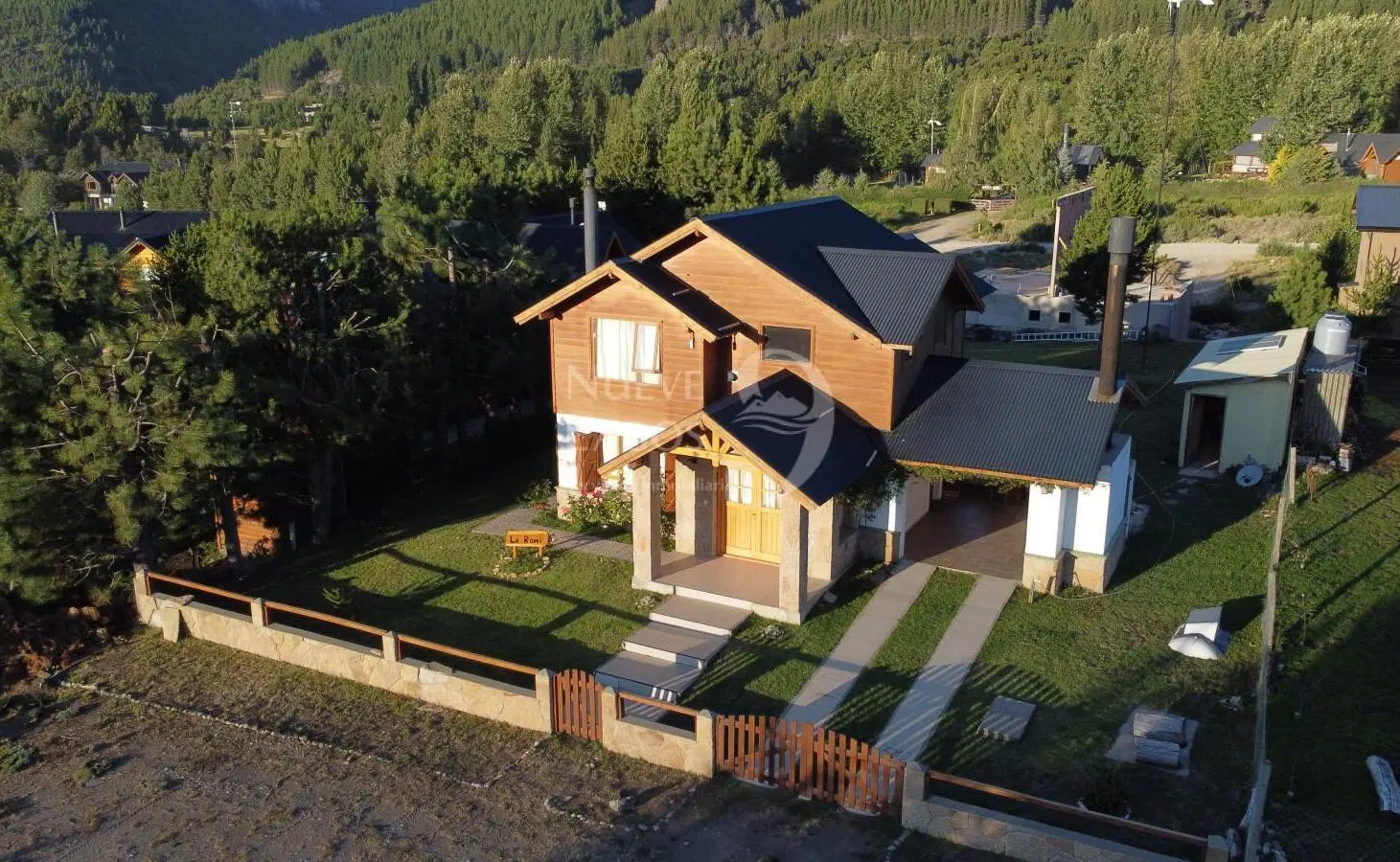 venta de casa, dos locales y dos departamentos sobre ruta 63 en Meliquina 5
