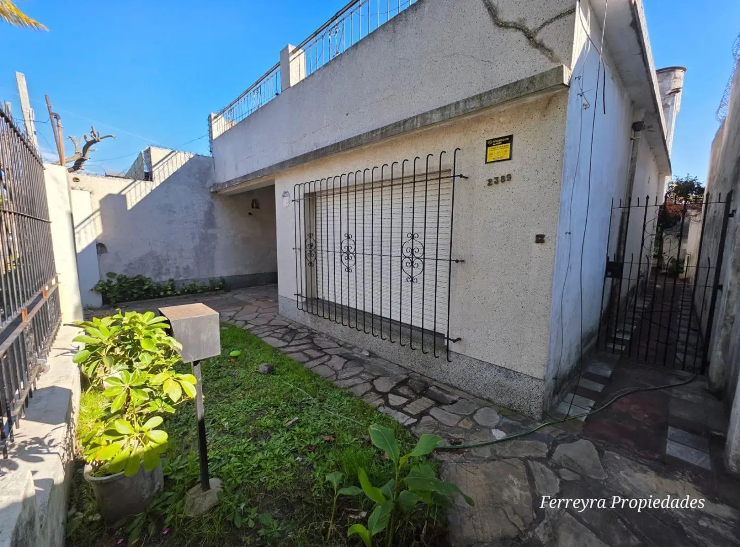VENTA DE CASA 3 AMBIENTES CON AMPLIO JARDIN 2
