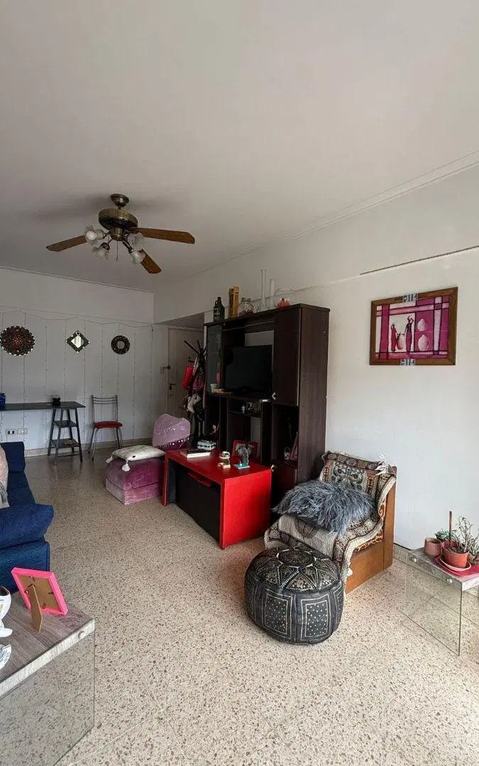 Departamento de tres ambientes al frente con balcón 2