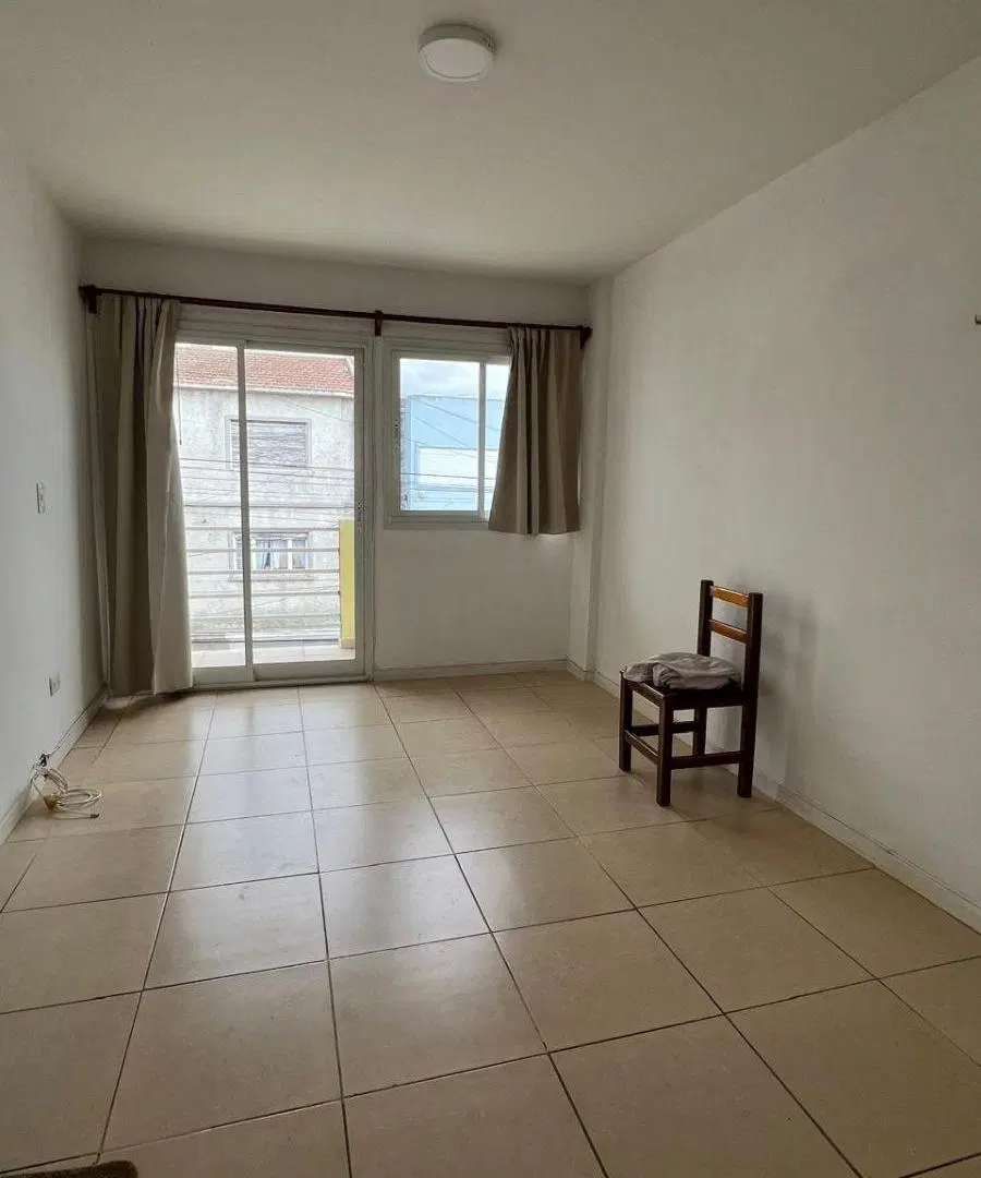 Departamento en alquiler de dos ambientes con espacio de cochera descubierta 1