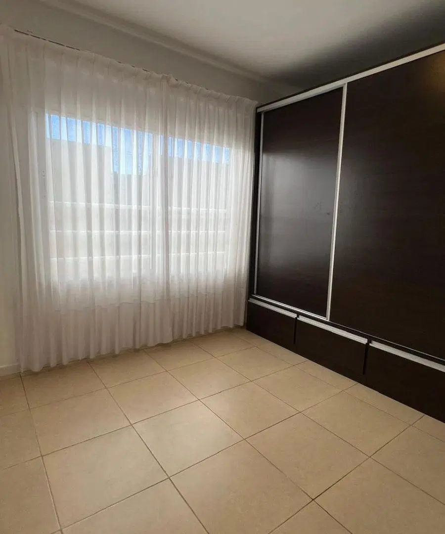 Departamento en alquiler de dos ambientes con espacio de cochera descubierta 3