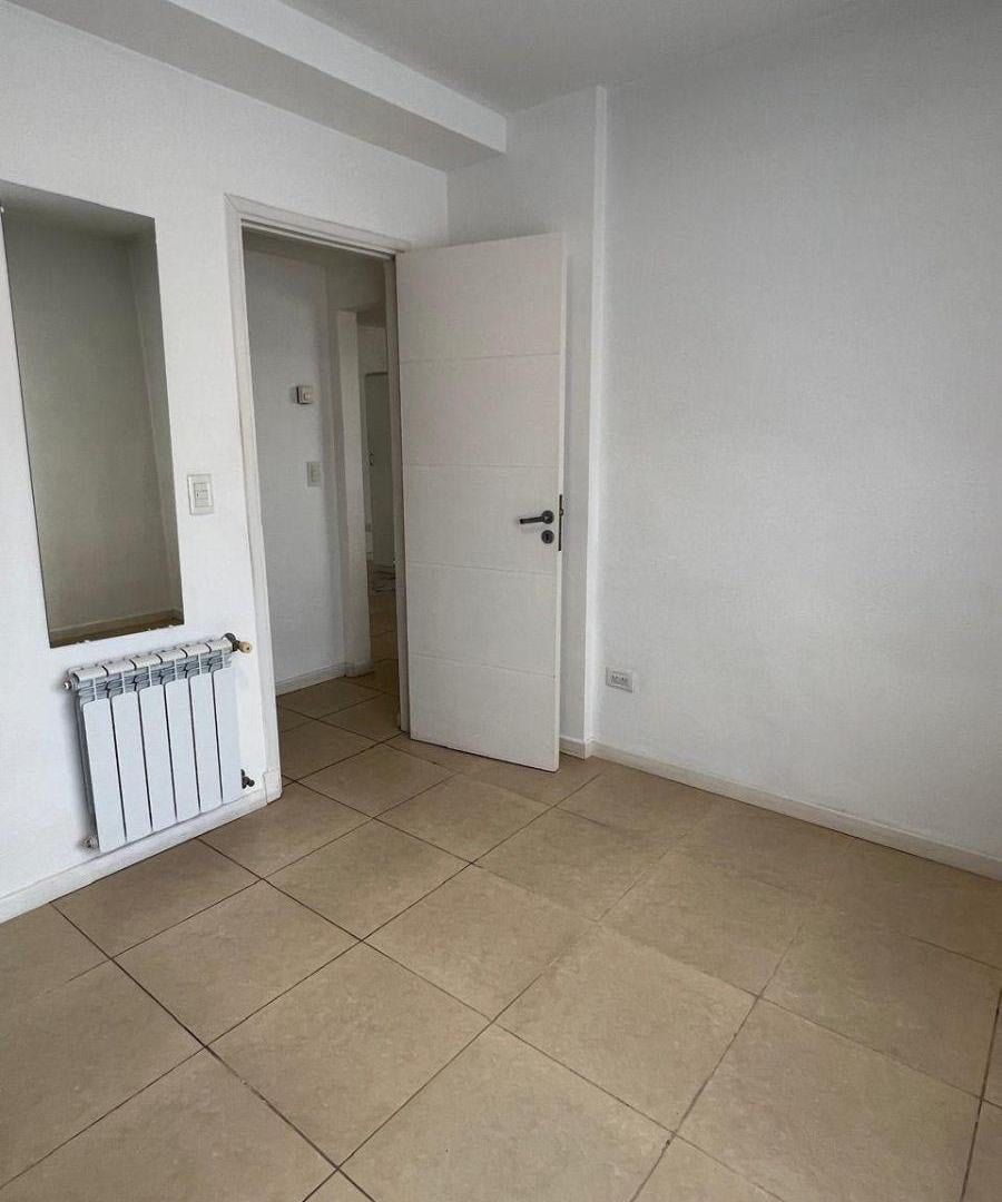 Departamento en alquiler de dos ambientes con espacio de cochera descubierta