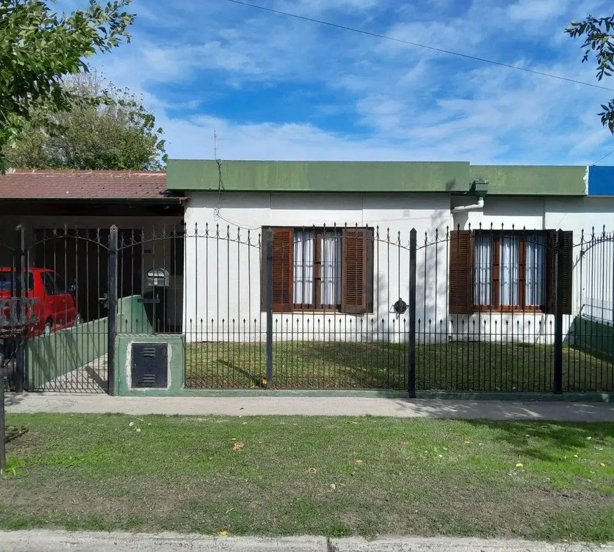 Casa en Barrio Bernardino Rivadavia. Tres ambientes, garage y parque trasero. Apto Crédito 3