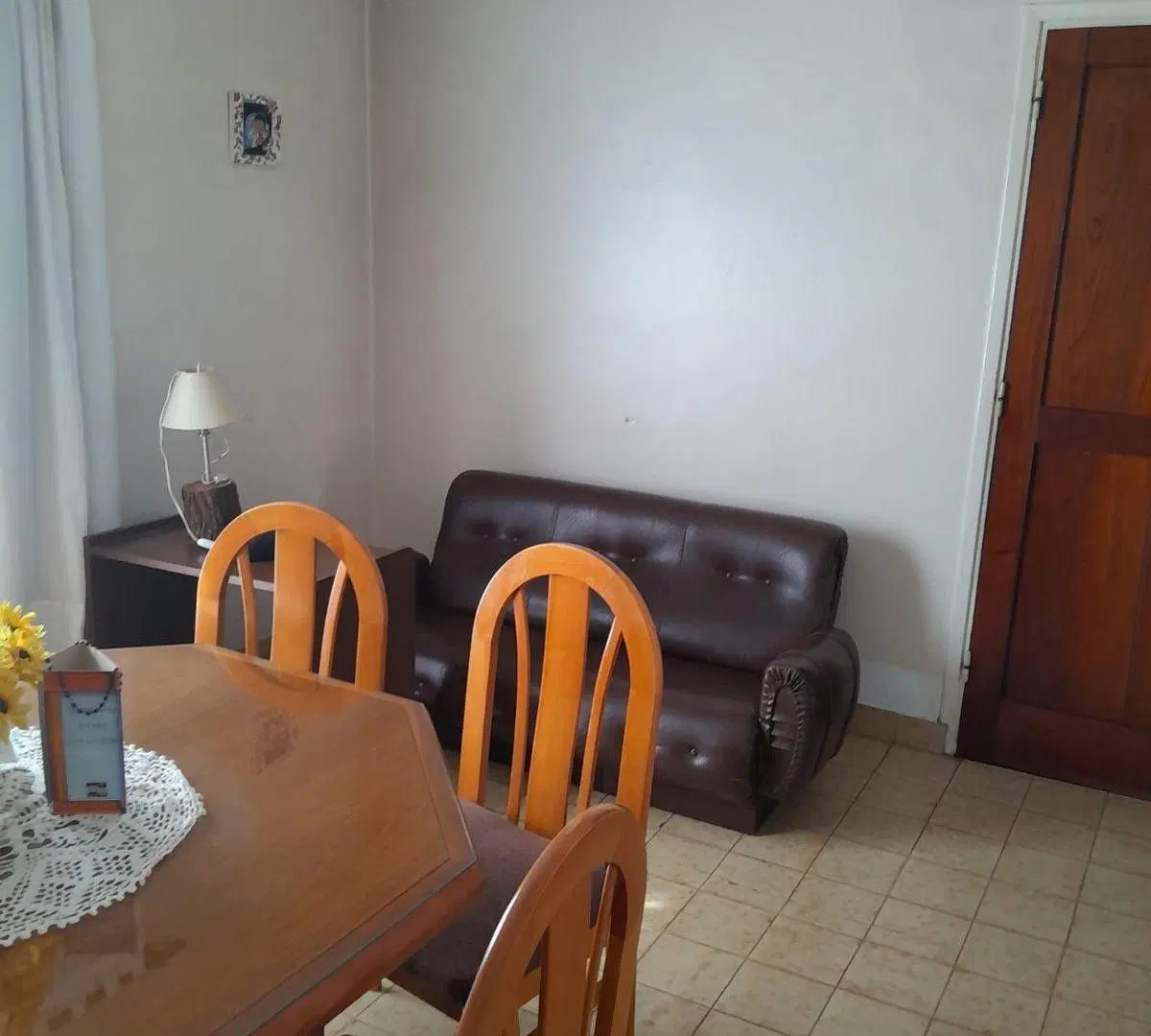 Casa en Barrio Bernardino Rivadavia. Tres ambientes, garage y parque trasero. Apto Crédito 2