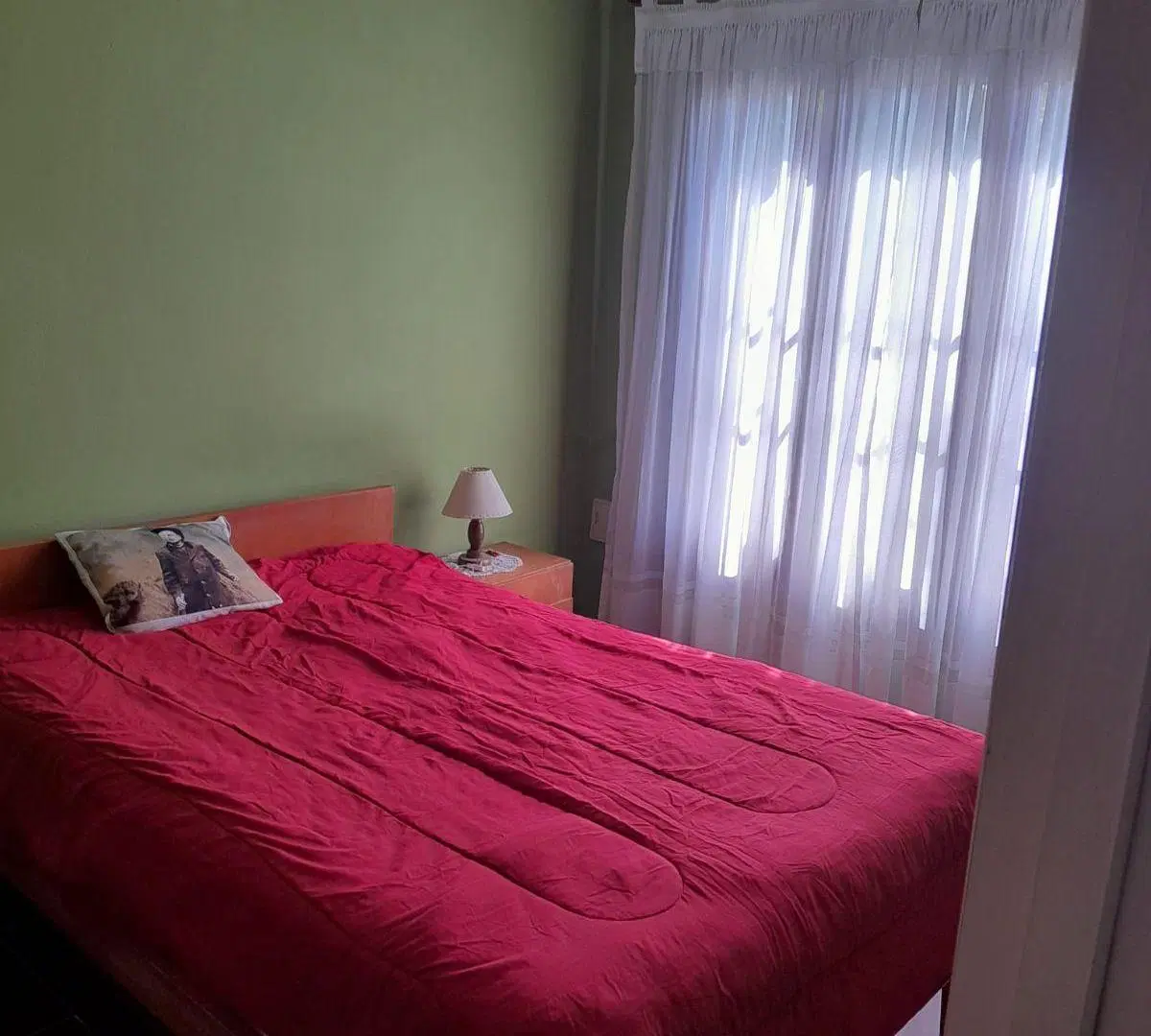 Casa en Barrio Bernardino Rivadavia. Tres ambientes, garage y parque trasero. Apto Crédito 4