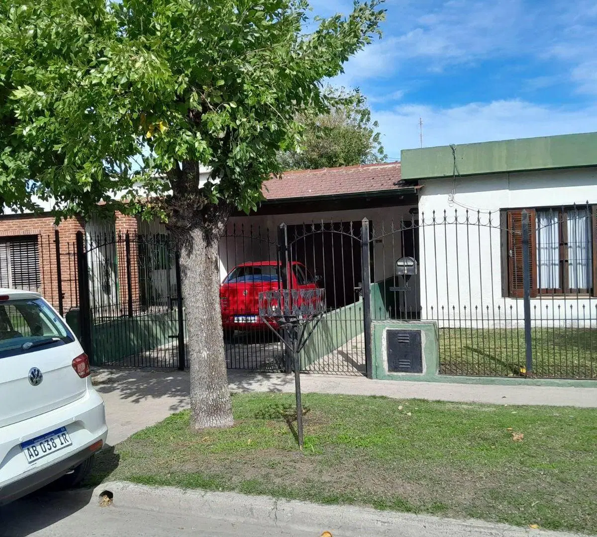 Casa en Barrio Bernardino Rivadavia. Tres ambientes, garage y parque trasero. Apto Crédito 5
