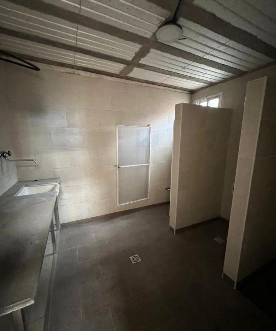 Foto de Galpón amplio con pequeño patio, baño compartimentado con ducha y, imagen 5