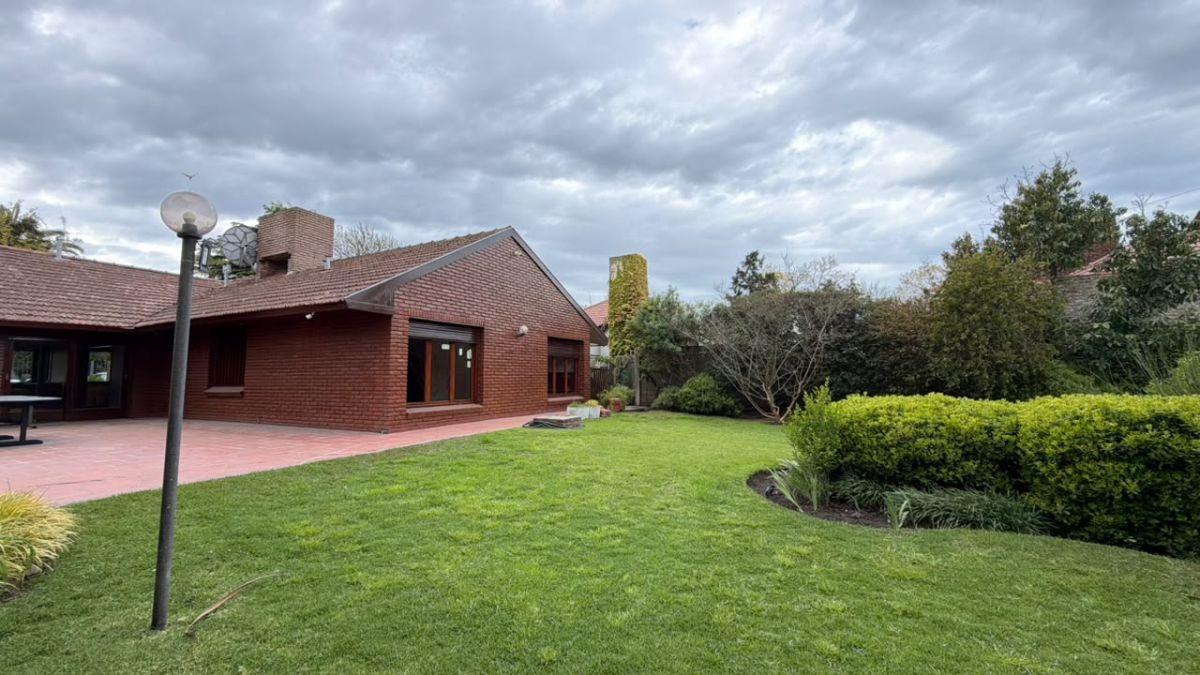 Foto de Chalet en Caisamar de tres dormitorios y escritorio, gran parque, imagen 2