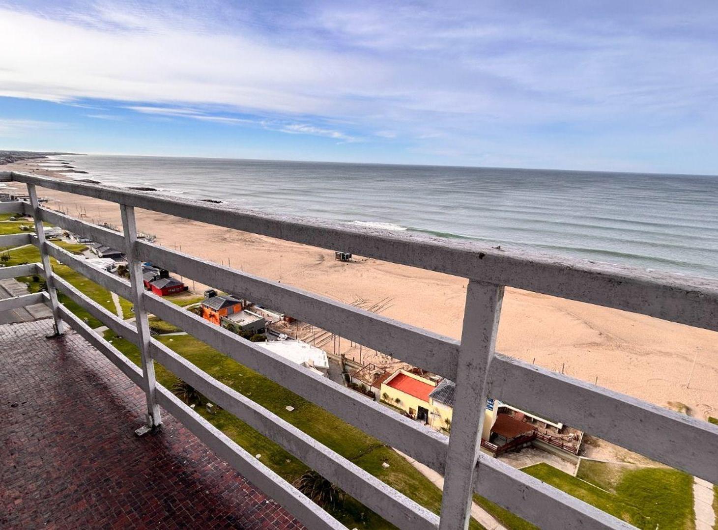 Foto de VENTA DEPARTAMENTO FRENTE AL MAR EN MIRAMAR, imagen 2