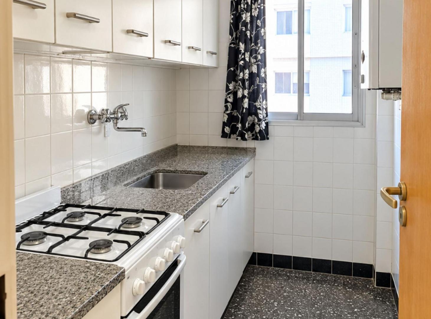 Foto de VENTA- MONOAMBIENTE CON COCINA SEPARADA Y PLACARD, imagen 4