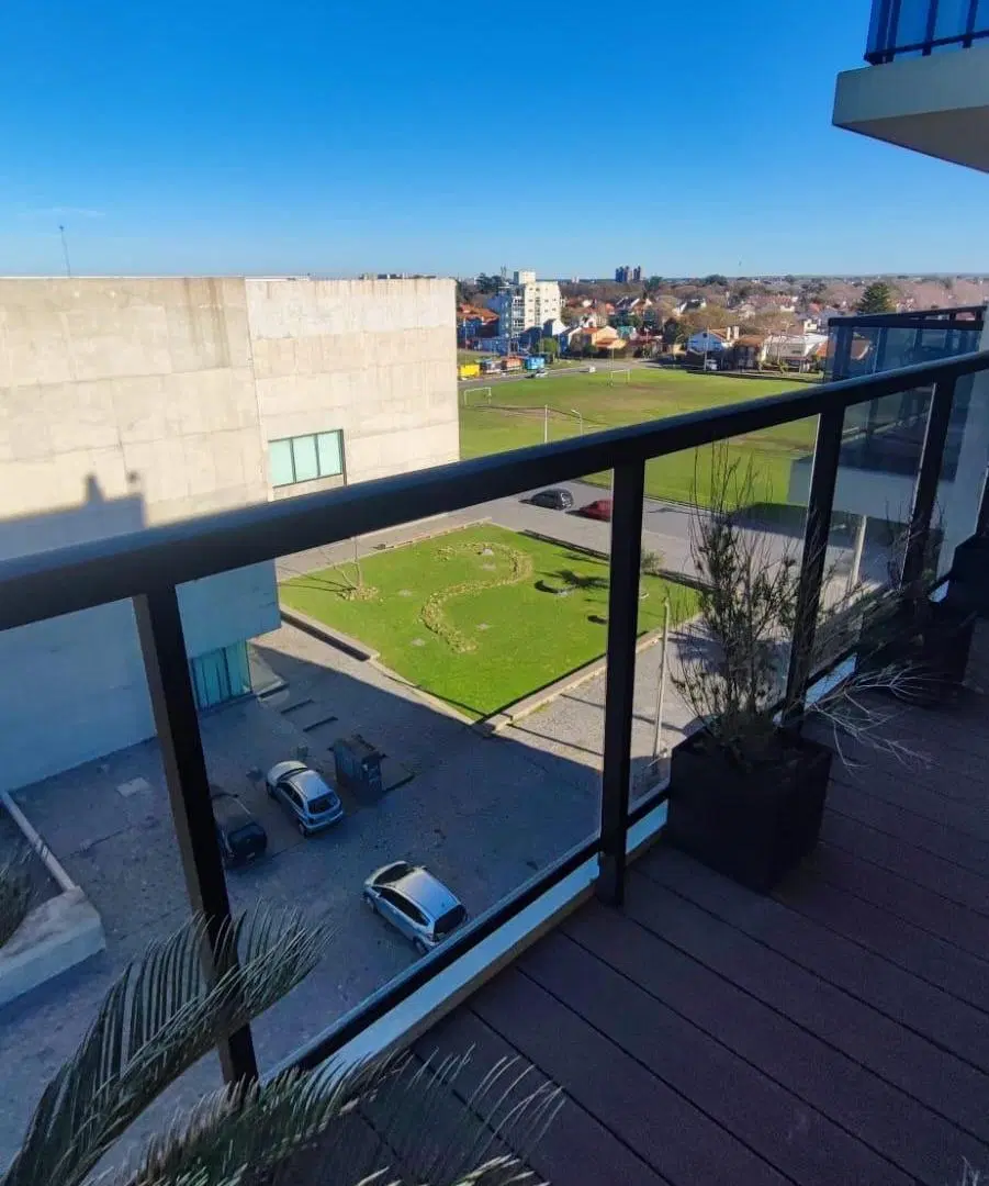 3 ambientes a la calle con vista panorámica a la ciudad y el mar. 1