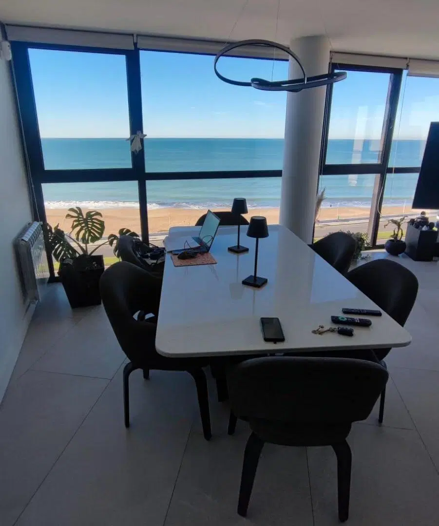 3 ambientes a la calle con vista panorámica a la ciudad y el mar. 5