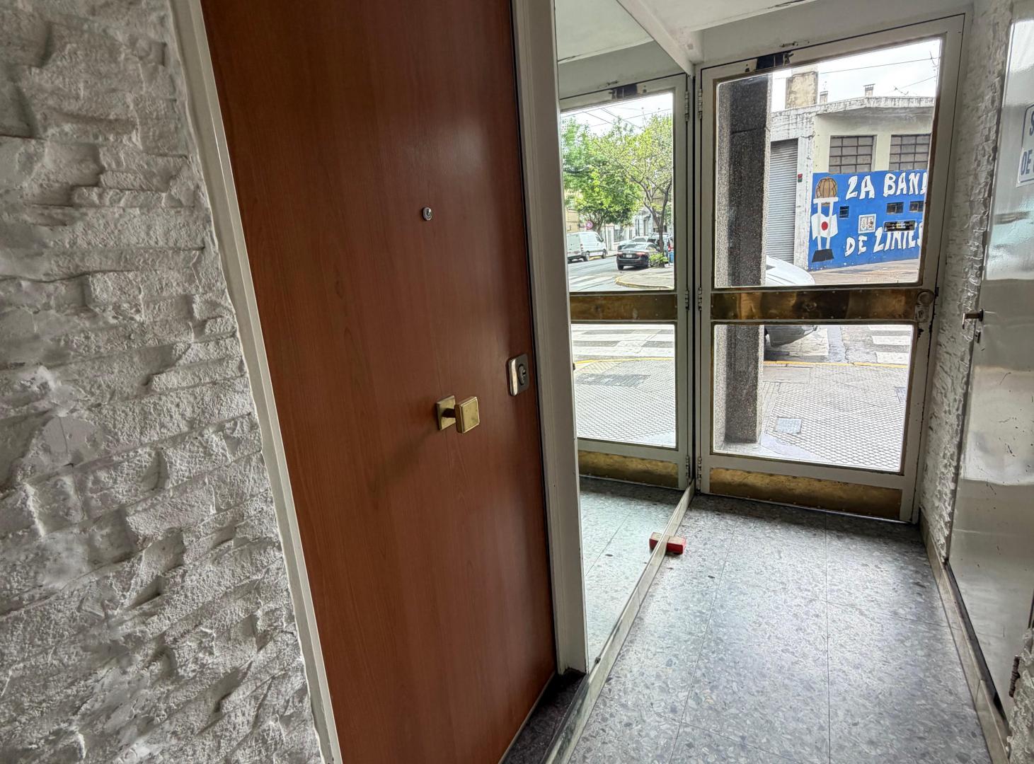 Foto de Departamento en Alquiler en Liniers 2 ambientes, imagen 1