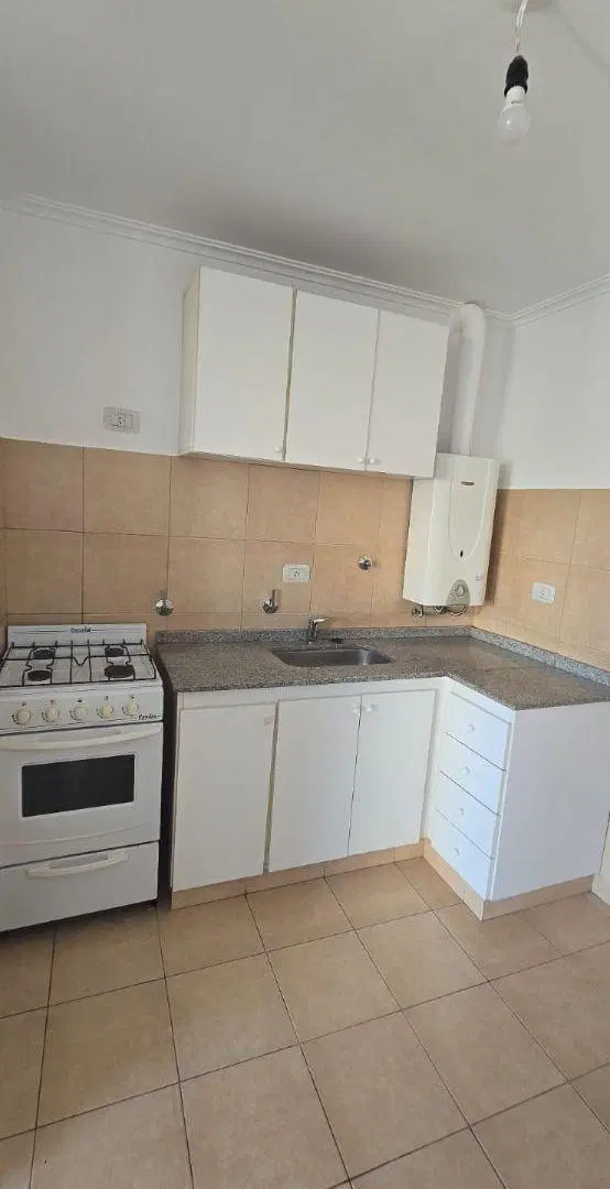 HERMOSO DEPTO DE UN DORMITORIO!! A MTS DE BV. CASTRO BARROS!! 8