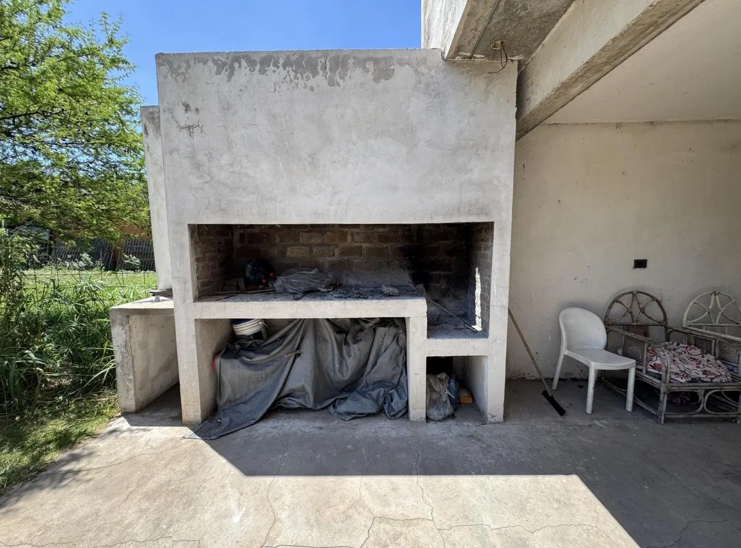 MODERNA CASA 3 DORMITORIOS - CON COCHERA PASANTE Y PATIO 2
