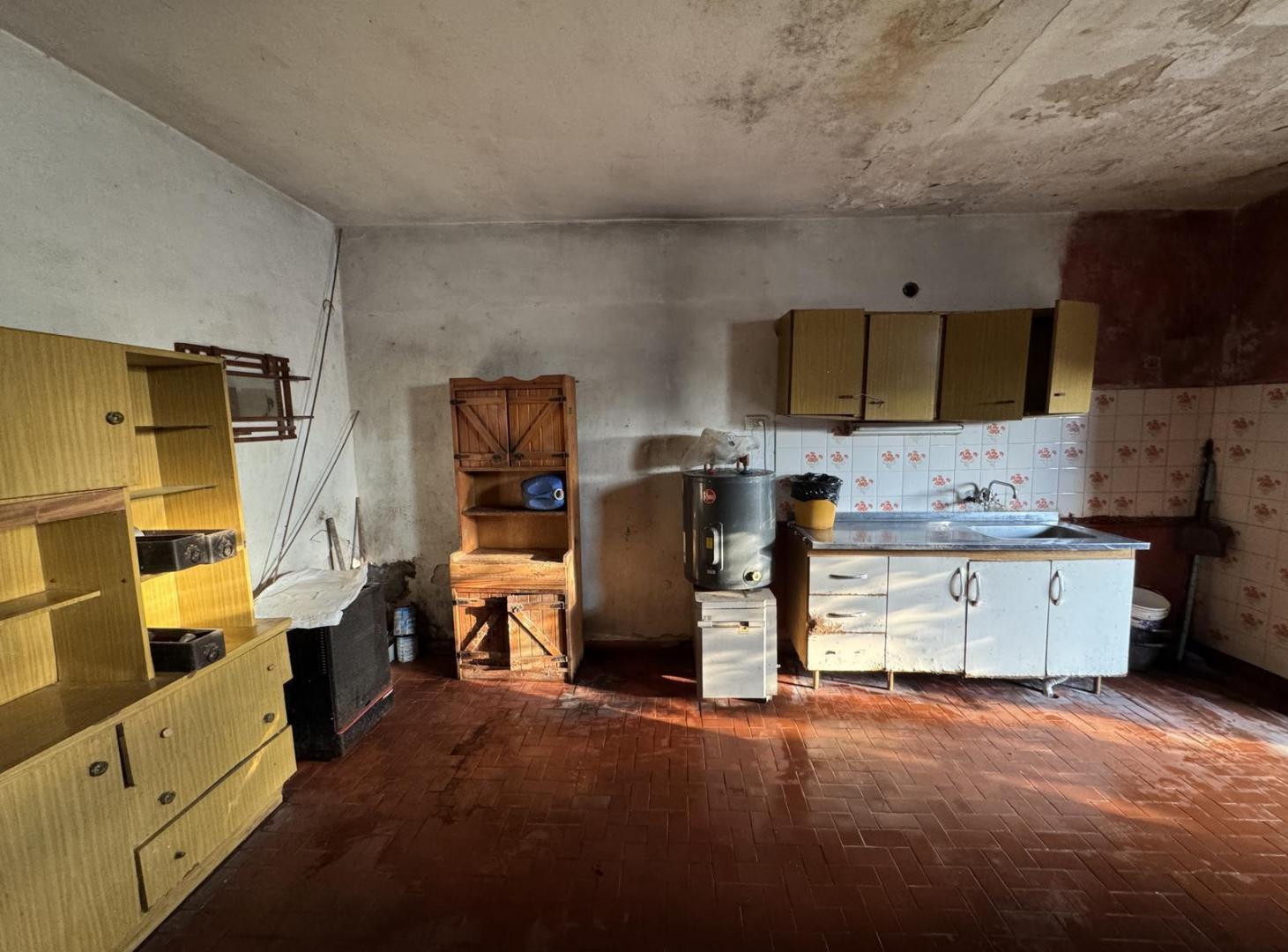 Foto de CASA A REFACCIONAR - 2 DORMITORIOS CON COCHERA - ZONA CLUB DON BOSCO, imagen 4