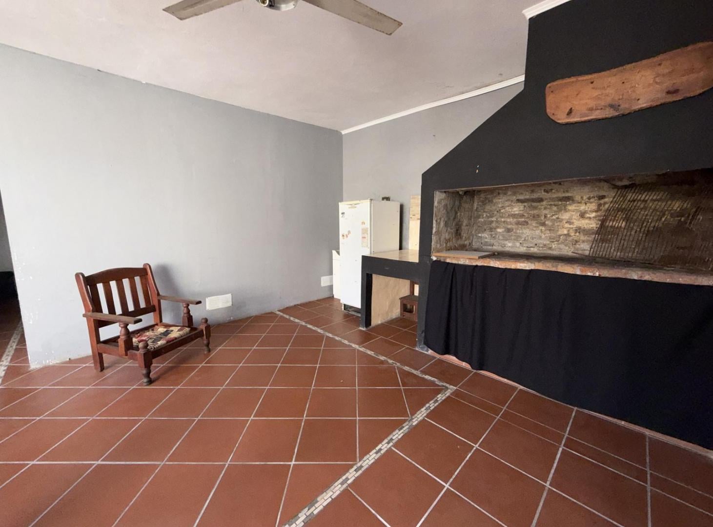 Foto de CASA 3 DORMITORIOS ZONA AV. RAMIREZ Y LAURENCENA, imagen 2
