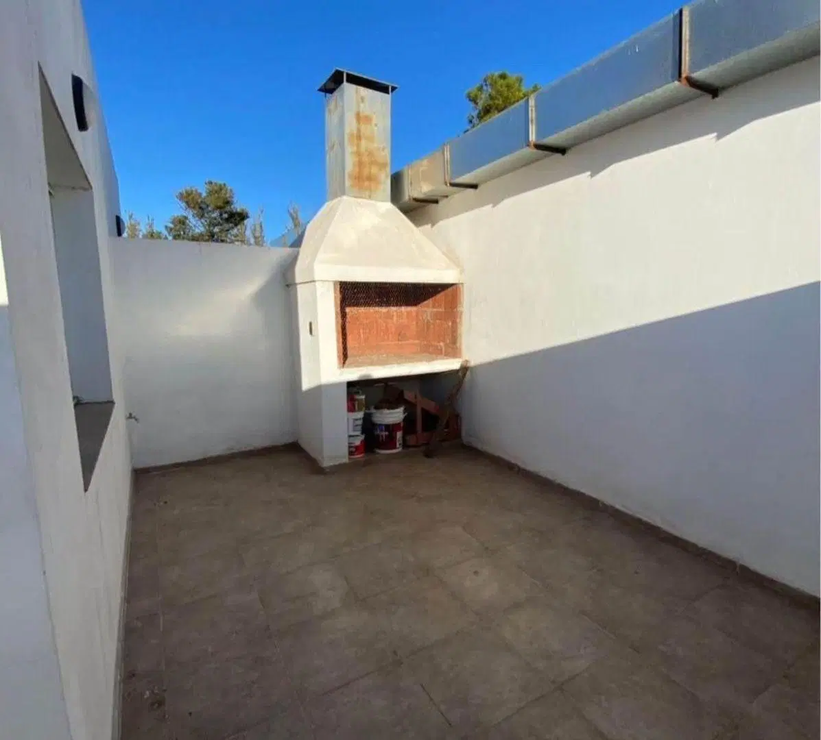 EN ALQUILER DEPARTAMENTO DE UN DORMITORIO CON PATIO Y ASADOR EN ZONA SUR FRENTE A LA CARCEL 3