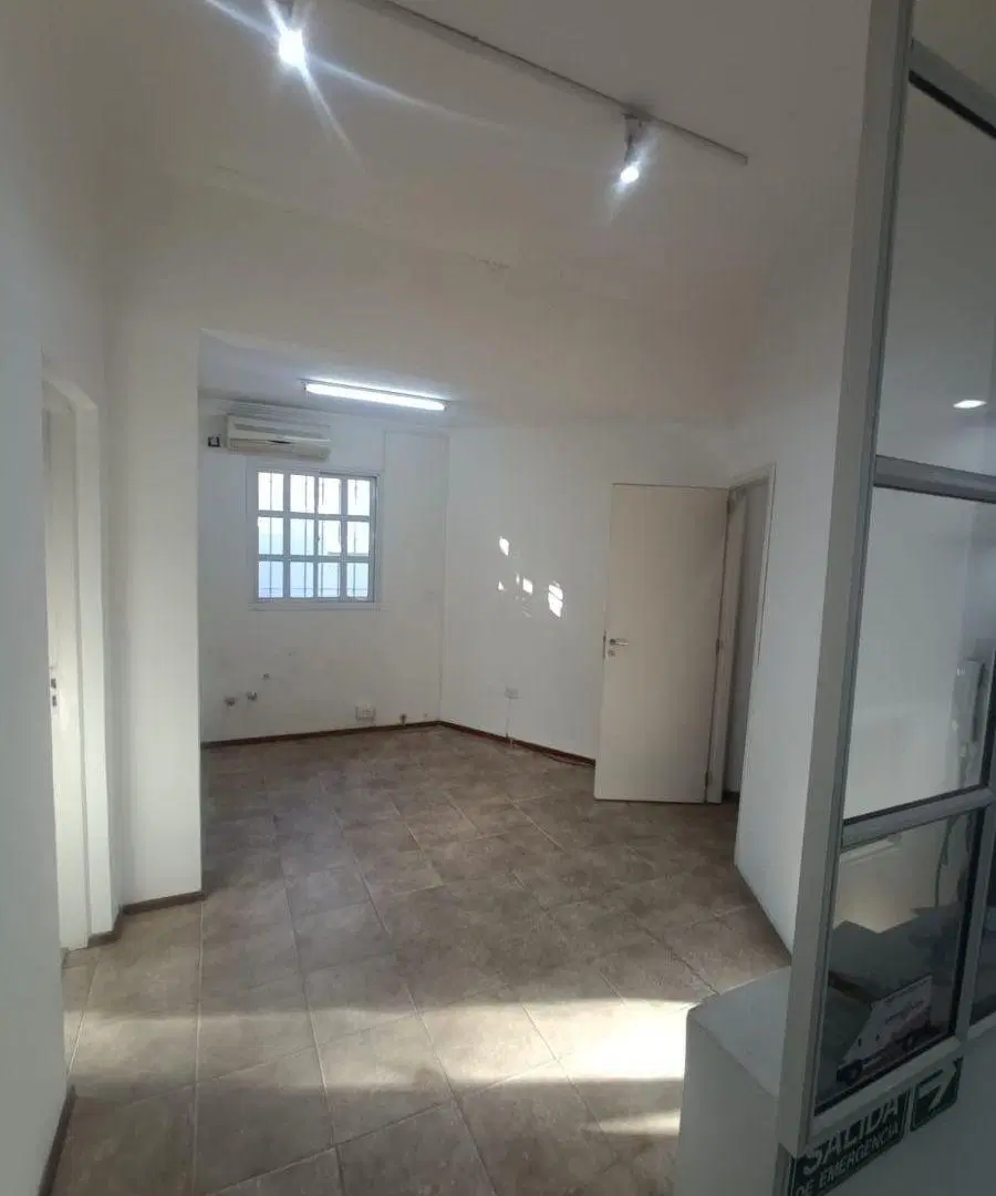 ALQUILER PROFESIONAL O COMERCIAL. UBICACIÓN ESTRATÉGICA CENTRO DE ADROGUE, FRENTE A ESTACIÓN 5