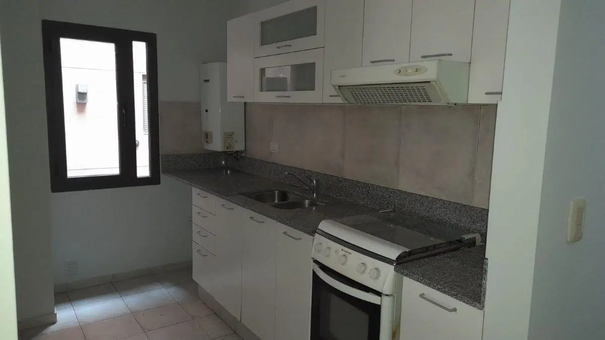 DEPARTAMENTO DE 1 DORMITORIO AL FRENTE CON PISO PARQUET DE MADERA. BUENOS AIRES 320, CENTRO. 5
