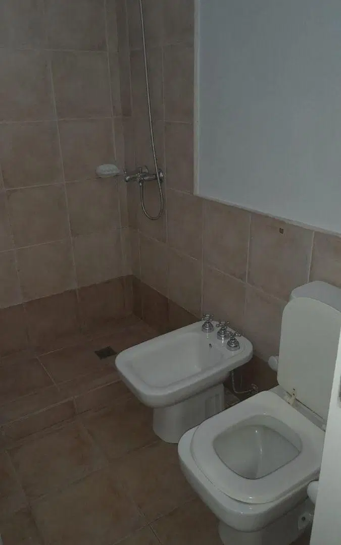 DEPARTAMENTO DE 1 DORMITORIO AL FRENTE CON PISO PARQUET DE MADERA. BUENOS AIRES 320, CENTRO. 2