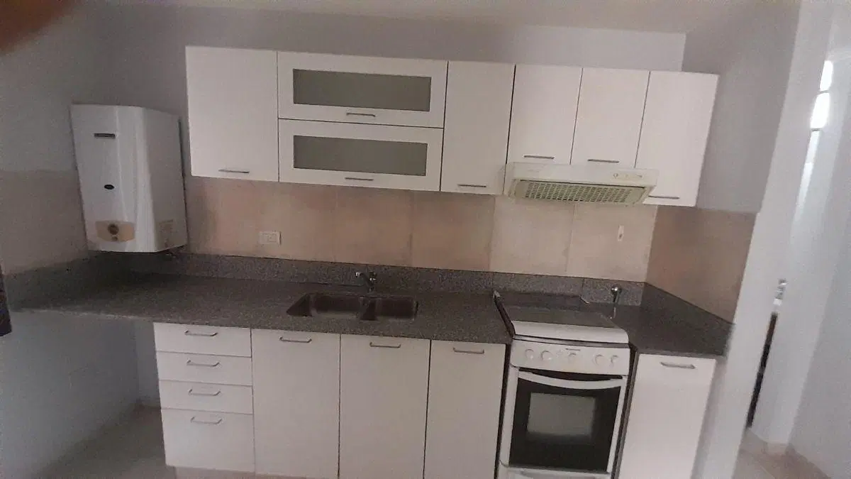 DEPARTAMENTO DE 1 DORMITORIO AL FRENTE CON PISO PARQUET DE MADERA. BUENOS AIRES 320, CENTRO. 3