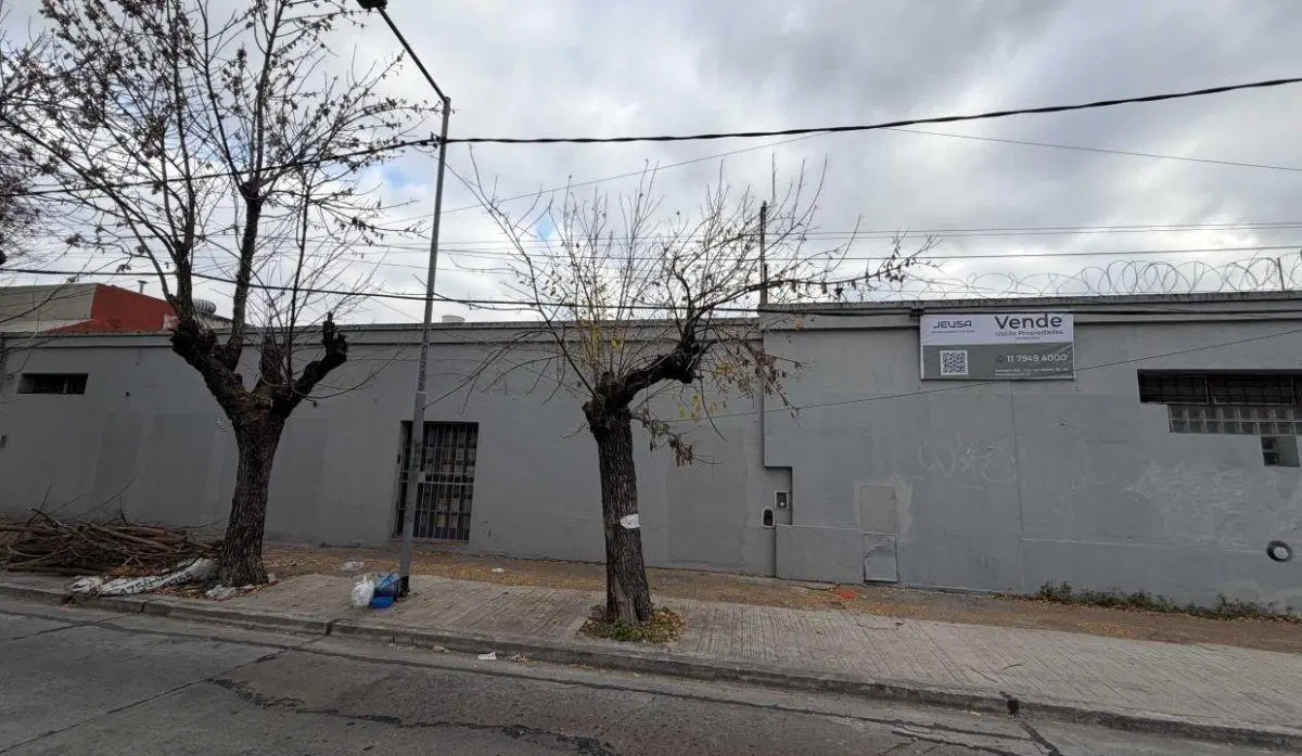 Excelente Propiedad. Lote de 885 m2. Para reciclar Clinica/Geriatrico. Ideal Inversor. 4