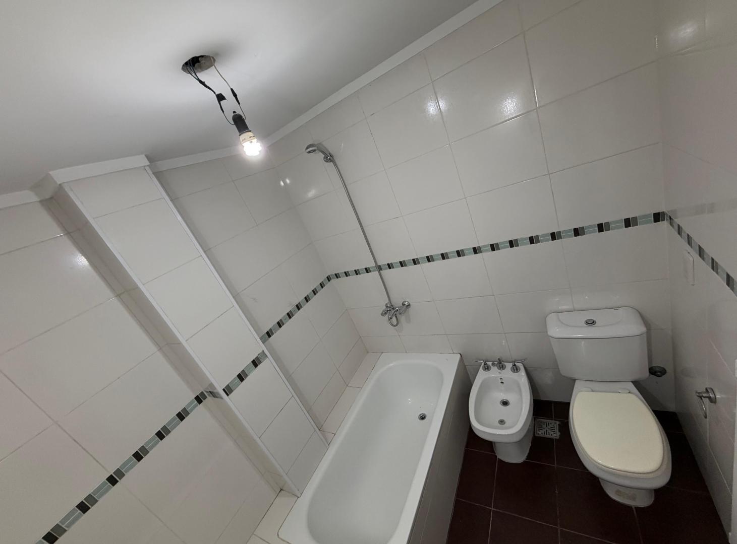 EXCELENTE SEMIPISO. DEPARTAMENTO 4 AMBIENTES CON PATIO PRIVADO Y BALCON. SUM. PISCINA