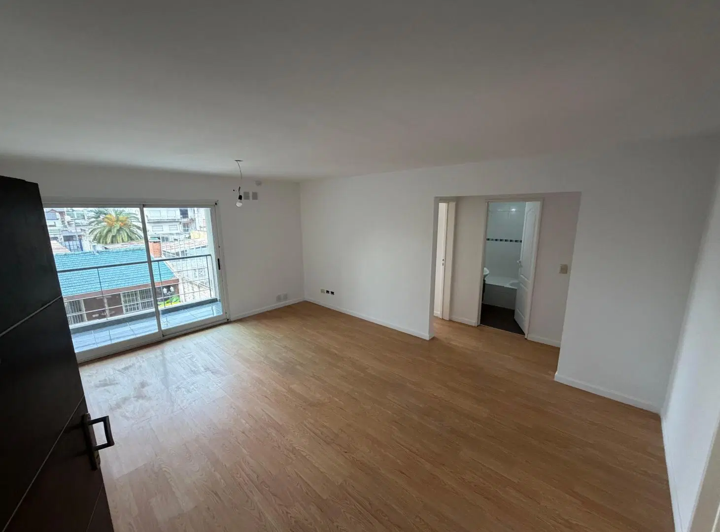 EXCELENTE SEMIPISO. DEPARTAMENTO 4 AMBIENTES CON PATIO PRIVADO Y BALCON. SUM. PISCINA 2
