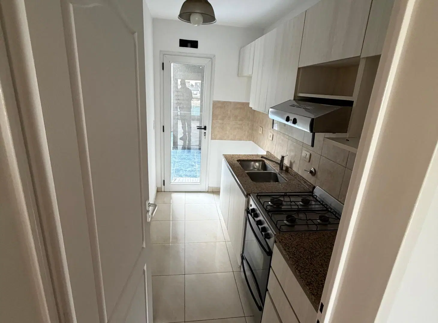 EXCELENTE SEMIPISO. DEPARTAMENTO 4 AMBIENTES CON PATIO PRIVADO Y BALCON. SUM. PISCINA 4