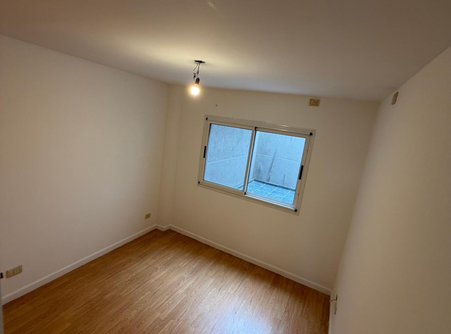 EXCELENTE SEMIPISO. DEPARTAMENTO 4 AMBIENTES CON PATIO PRIVADO Y BALCON. SUM. PISCINA