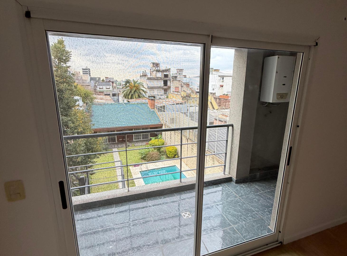 EXCELENTE SEMIPISO. DEPARTAMENTO 4 AMBIENTES CON PATIO PRIVADO Y BALCON. SUM. PISCINA