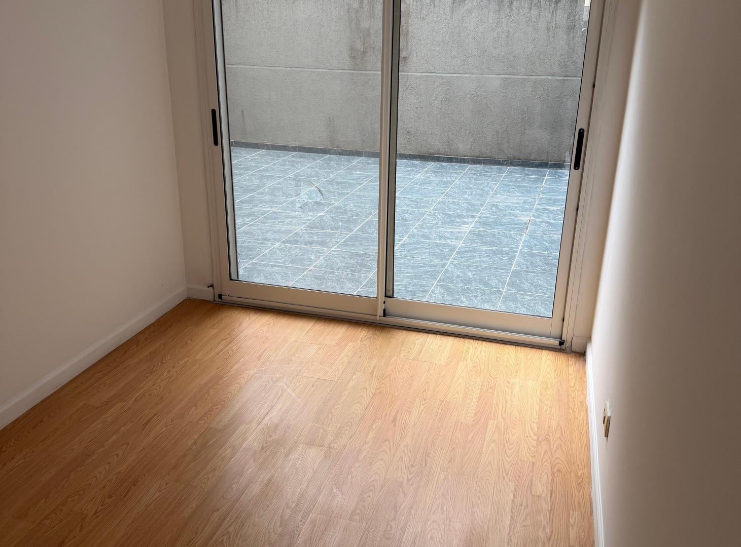 EXCELENTE SEMIPISO. DEPARTAMENTO 4 AMBIENTES CON PATIO PRIVADO Y BALCON. SUM. PISCINA