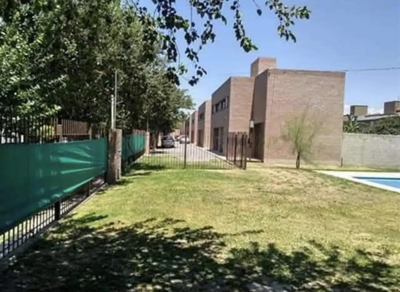 Dúplex en venta zona sur de 3 Dormitorios - Housing con Pileta y Asado- Barrio Inaudi 2