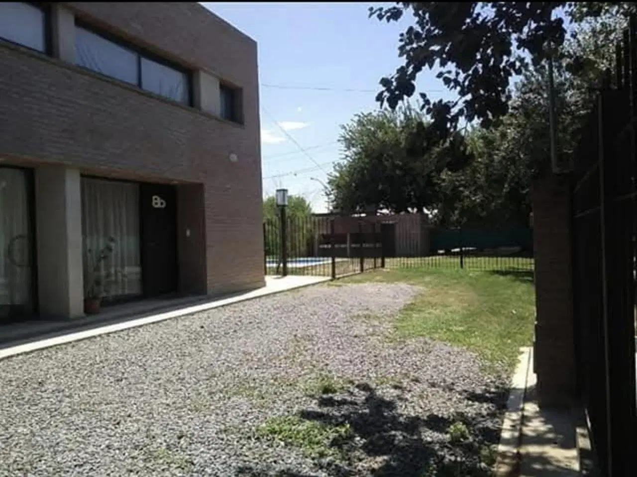 Dúplex en venta zona sur de 3 Dormitorios - Housing con Pileta y Asado- Barrio Inaudi 1