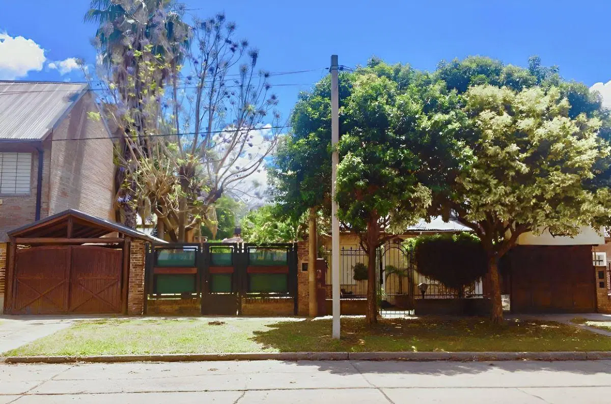 Casa con piscina y 3 dormitorios en venta en Granadero Baigorria, total o fraccionada 2
