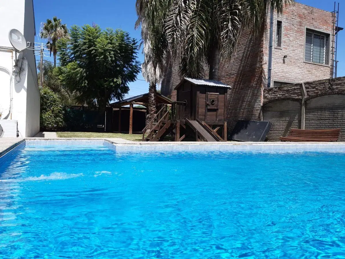 Casa con piscina y 3 dormitorios en venta en Granadero Baigorria, total o fraccionada 8