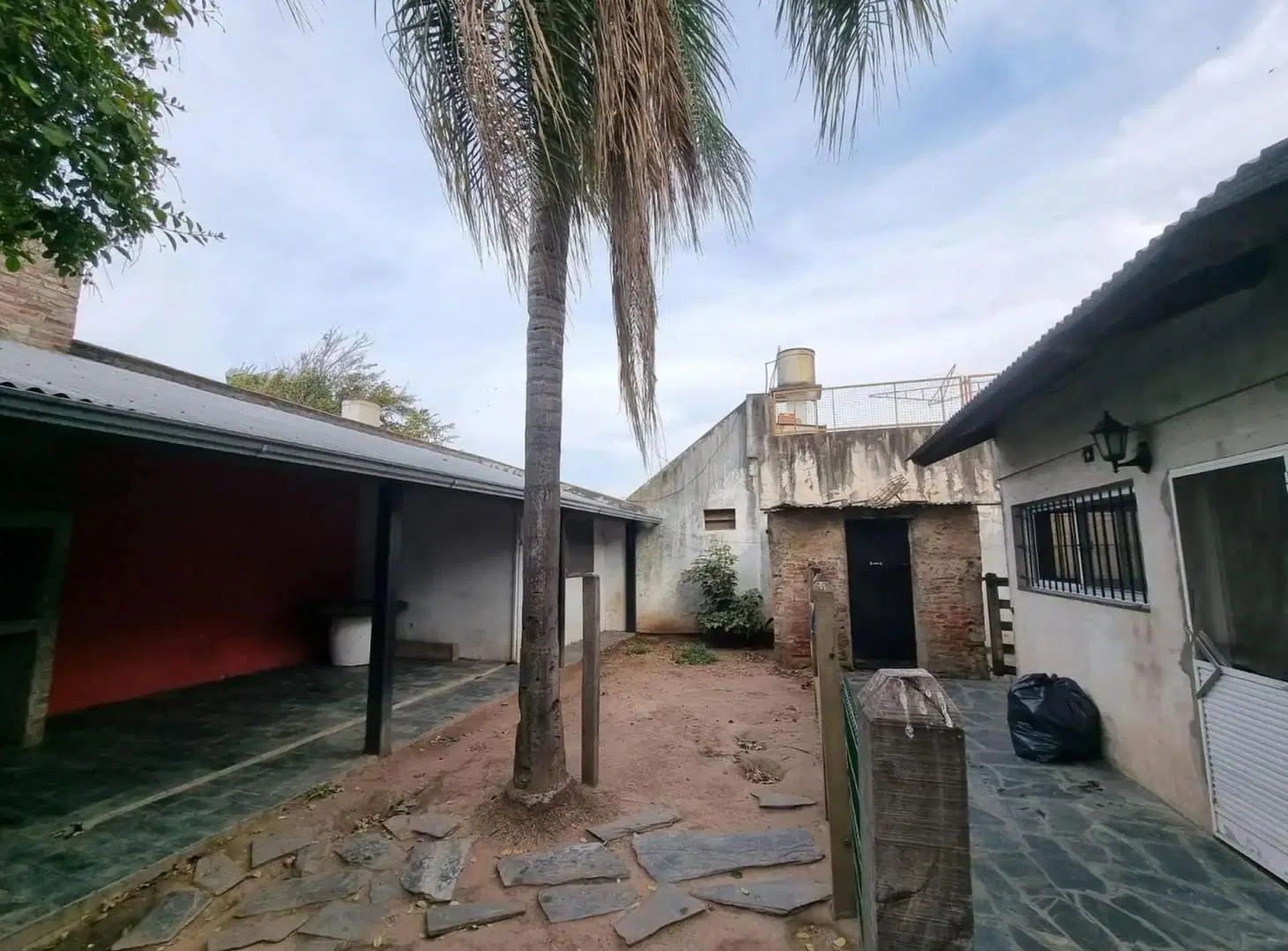 CASA en esquina en excelente zona de Nvo Alberdi 5