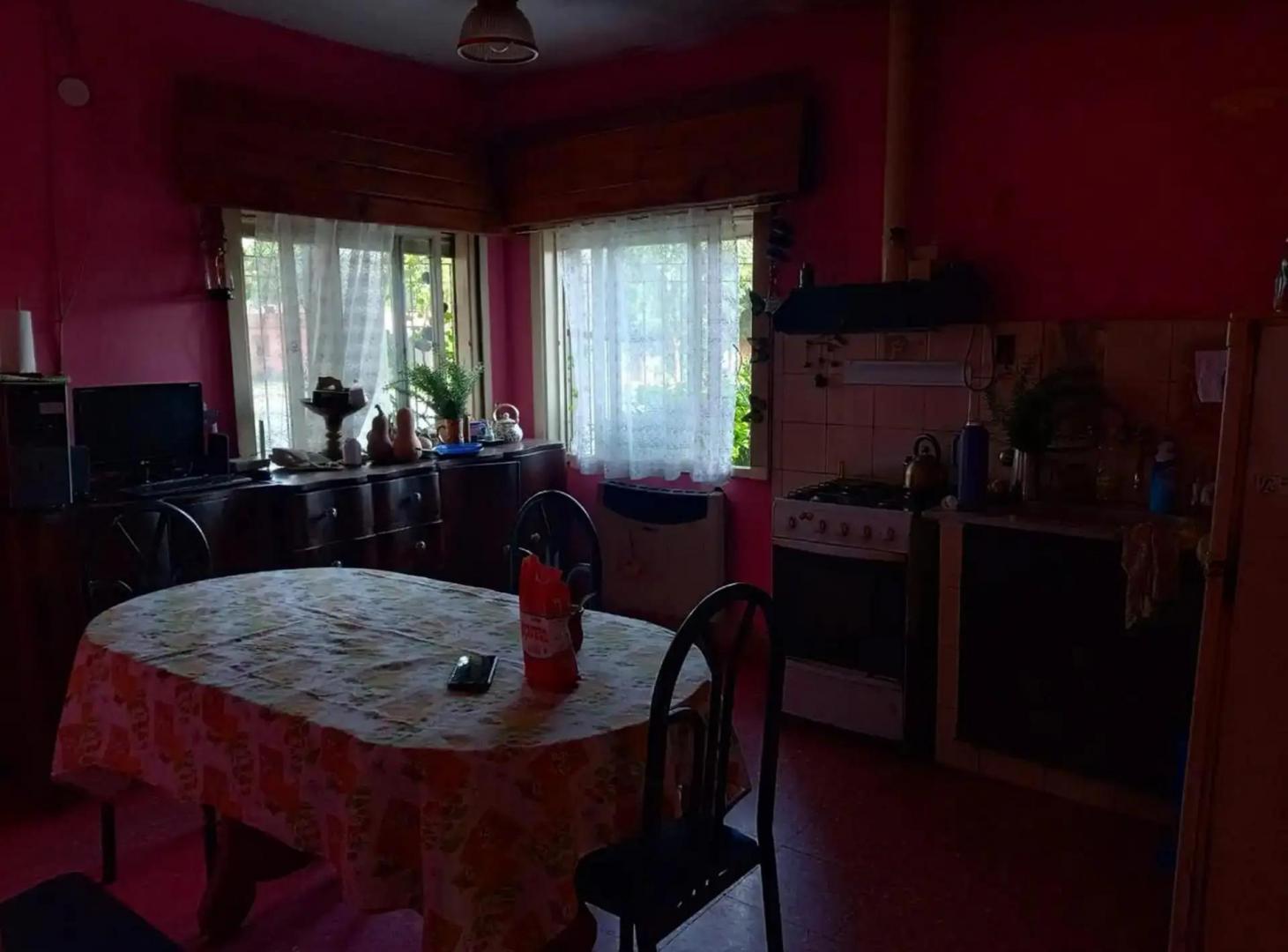 Oportunidad. Amplia casa muy luminosa con ampliación a terminar