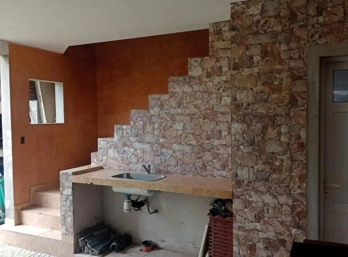 Casa de 2 dorm en esquina, dpto y cochera con ingresos independiente 3