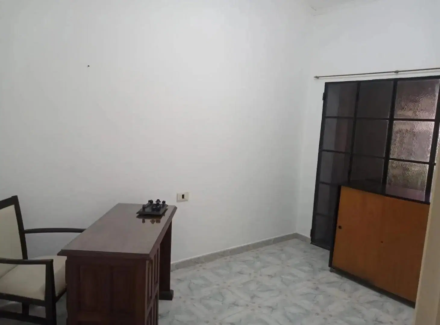 Casa de 2 dorm en esquina, dpto y cochera con ingresos independiente 2