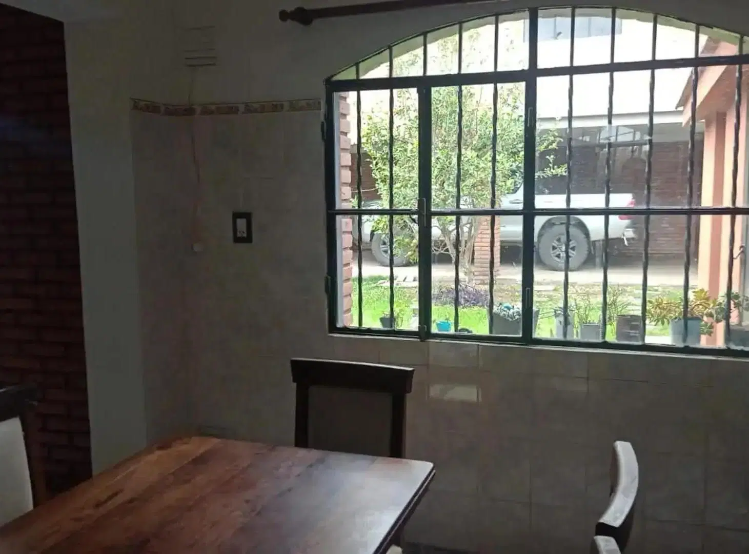 Casa de 2 dorm en esquina, dpto y cochera con ingresos independiente 5