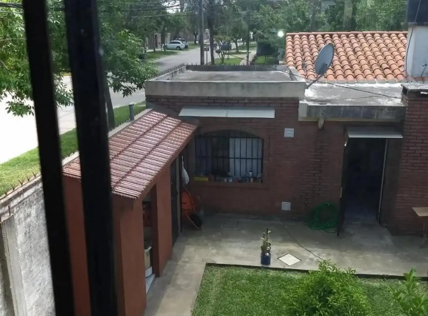 Casa de 2 dorm en esquina, dpto y cochera con ingresos independiente 4