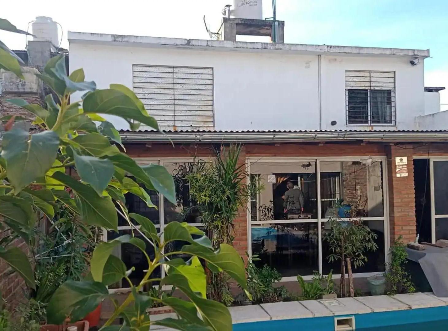 Foto de Casa muy luminosa con departamento en el fondo, patio con pileta, imagen 4