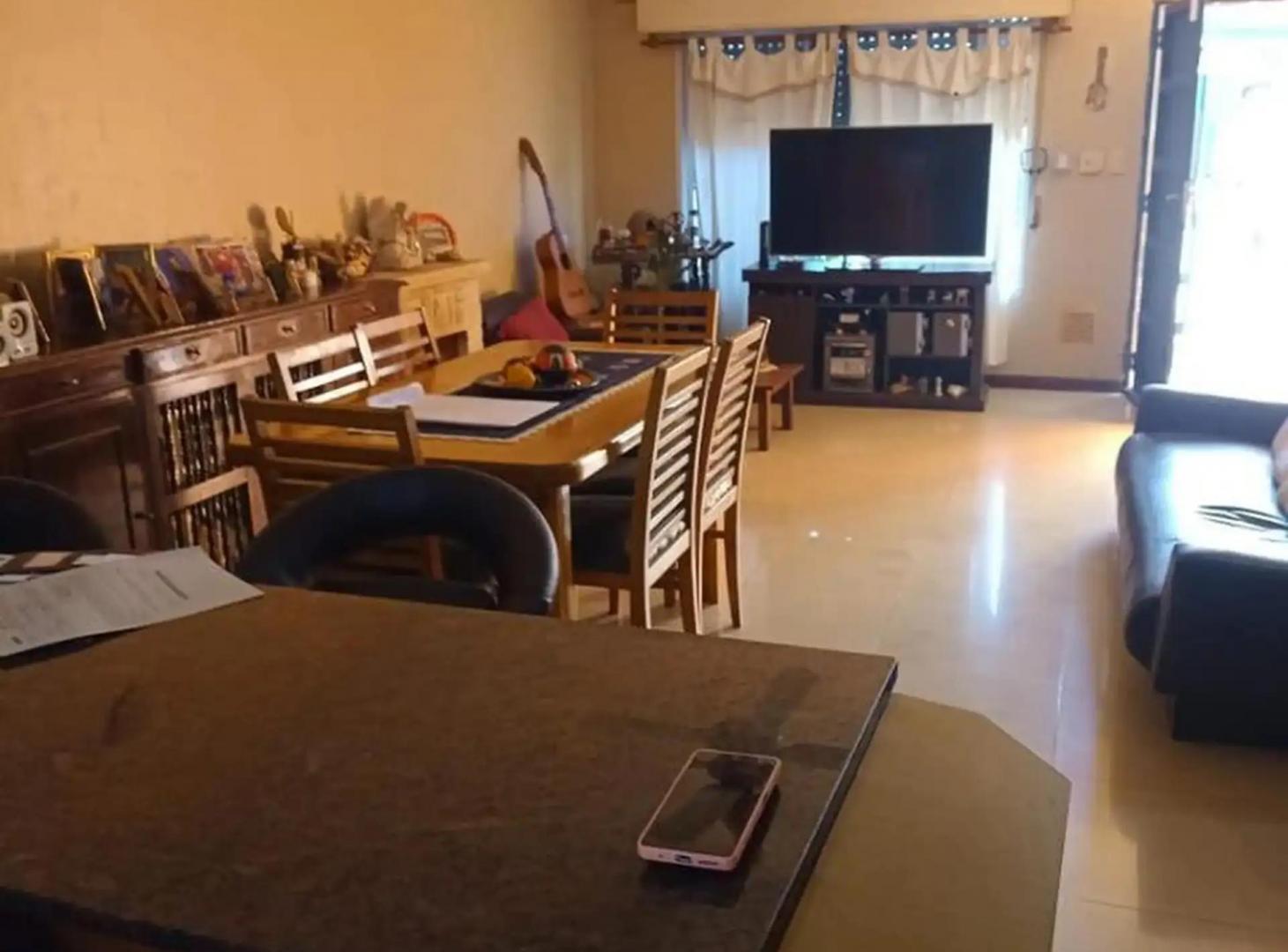 Foto de Casa muy luminosa con departamento en el fondo, patio con pileta, imagen 3