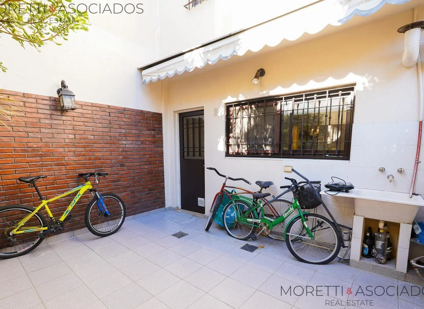 Triplex 4 ambientes cochera y patio en Venta 2