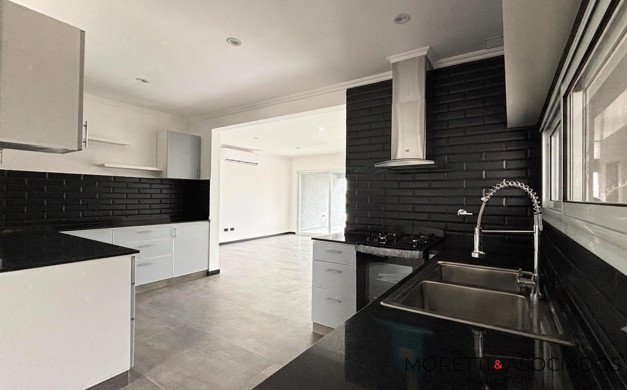 Foto de VENTA BARRIO SAN SEBASTIAN | CASA 4 AMBIENTES | A LA LAGUNA | PARRILLA, imagen 3