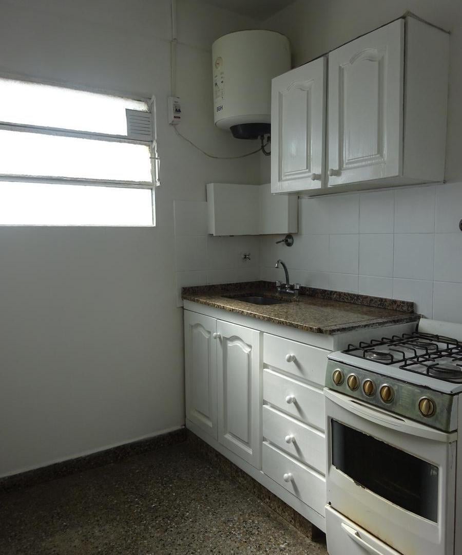 Foto de DEPARTAMENTO EN VENTA | 2 AMBIENTES | COCHERA | FRENTE A LA PLAZA |, imagen 1